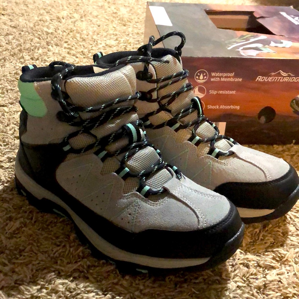 NWT women’s hiking boots - size 8 🥾